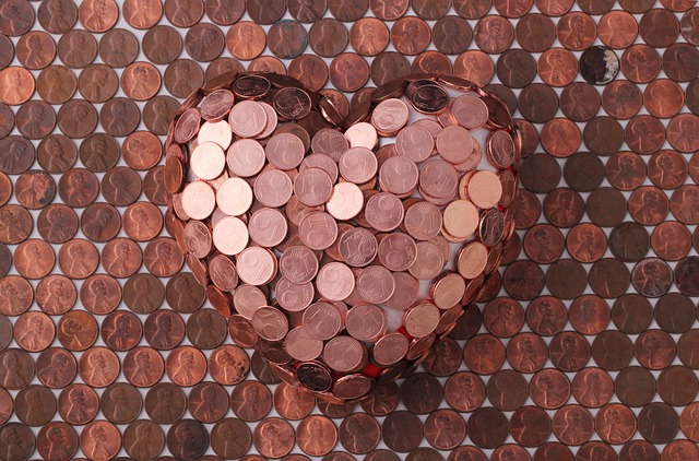 Herz geformt aus vielen Cent-Münzen